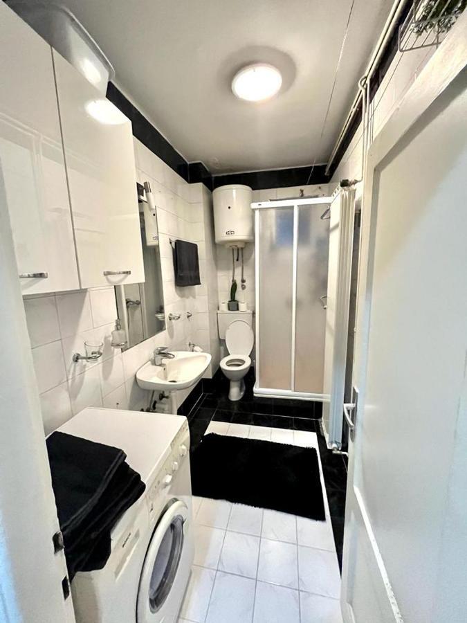 Appartamento Kopernik - Parking Available Belgrado Esterno foto